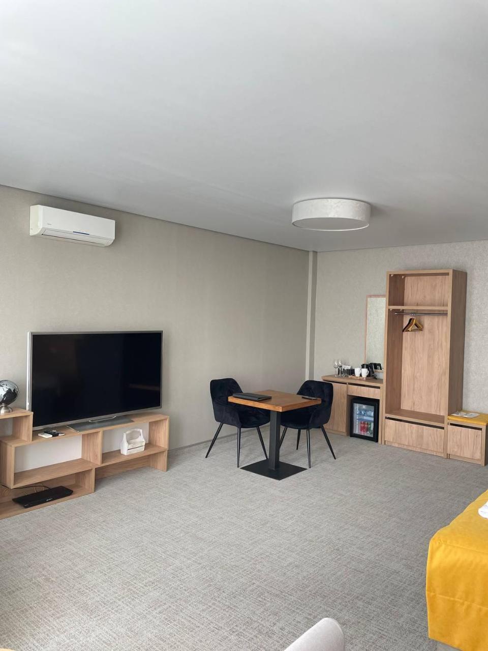Space Apart Hotel Lutsʼk Dış mekan fotoğraf